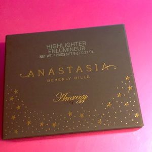Anastasia Amrezy highlighter